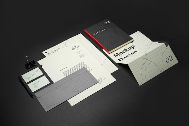 Briefpapier-branding-mockup-vorlage mit rotem a4-briefkopf-visitenkartenumschlag notizbuchstift