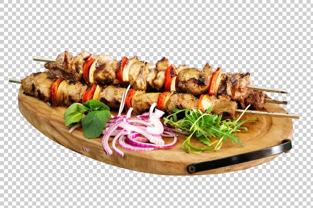 Des brochettes de viande grillées avec des légumes sur une planche de bois