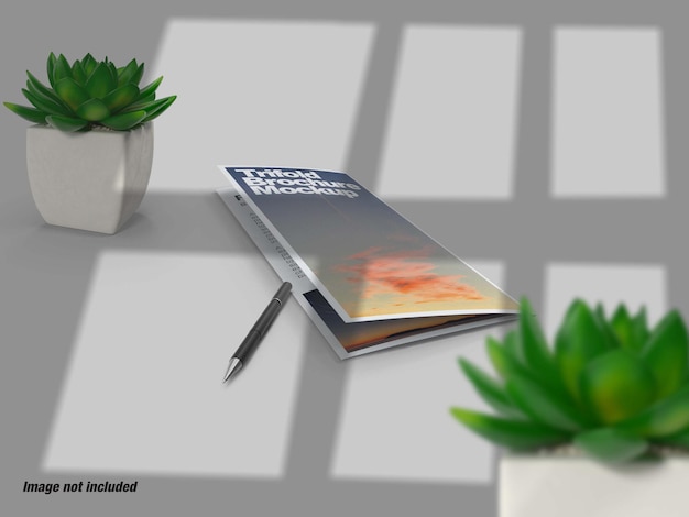 Brochura de três dobras fechada com planta na maquete 3d de mesa