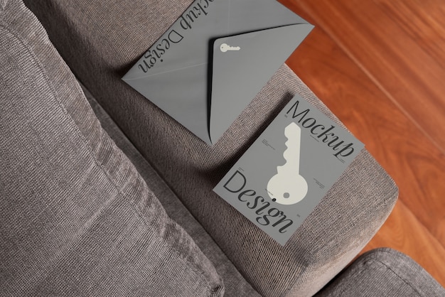 Broschüre-Mockup auf dem Sofa