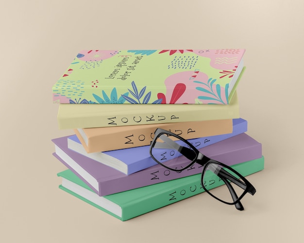 Bücherarrangement mit brille