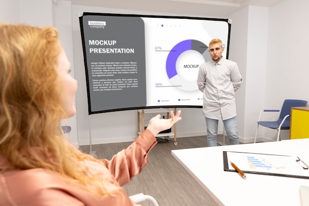 Bürokonferenz mit Personen und Bildschirmmodell