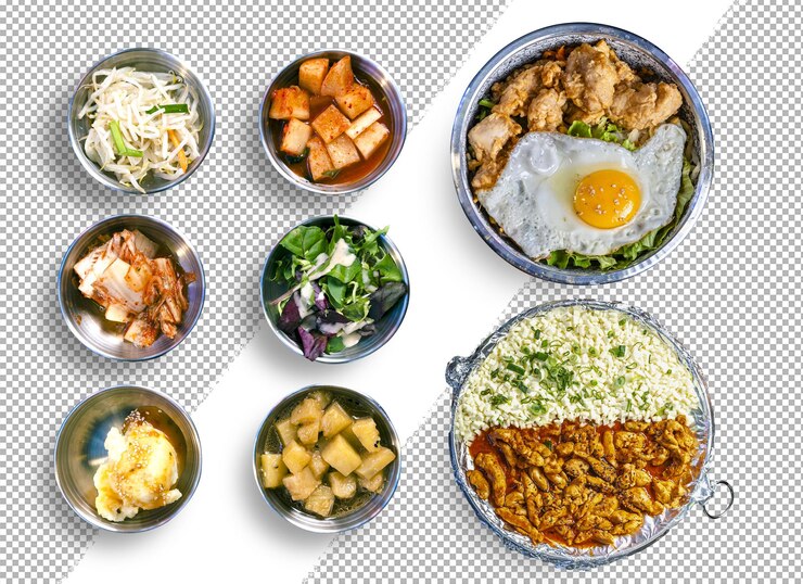 Buldak al formaggio e piatti di bibimbap con una varietà di banchan