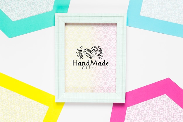 Bunter handgemachter Rahmen mit Modell
