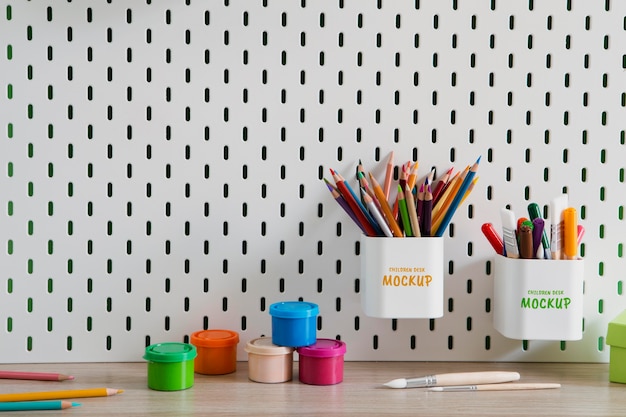 Bureaux pour enfants avec maquette de nature morte