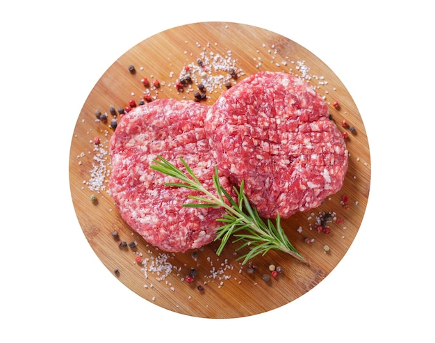 Burger de bœuf frais avec du romarin et des épices isolés sur un fond transparent vue de haut
