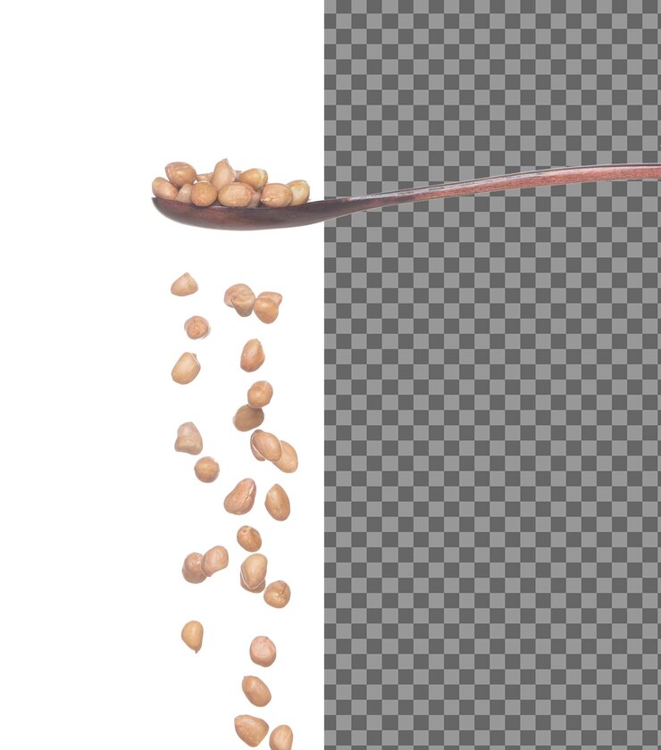 PSD el cacahuete cae el grano marrón el cacahuete explota la nube abstracta vuela de la cuchara de madera hermosa semilla completa de cacahuete de guisante diseño de objeto de comida enfoque selectivo congelación disparado fondo blanco aislado