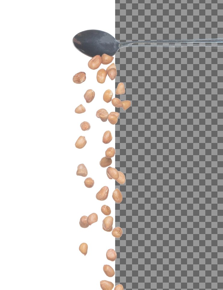 PSD el cacahuete cae el grano marrón el cacahuete explota la nube abstracta vuela de la cuchara de plata hermosa semilla completa de cacahuete de guisante diseño de objeto de comida enfoque selectivo congelación disparado fondo blanco aislado