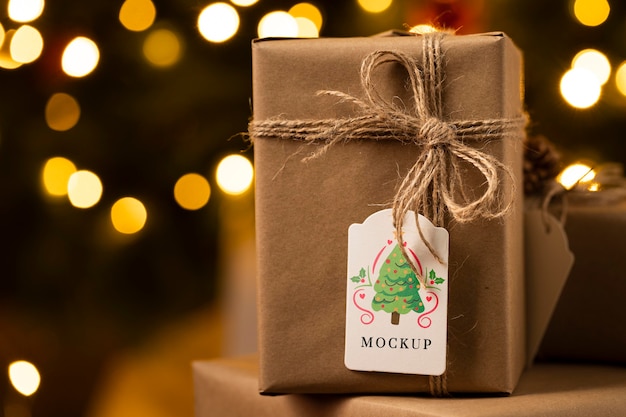 Cadeau enveloppé de maquette de Noël avec étiquette