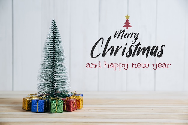 Cadeau de Noël et pin Joyeux Noël et bonne année concept