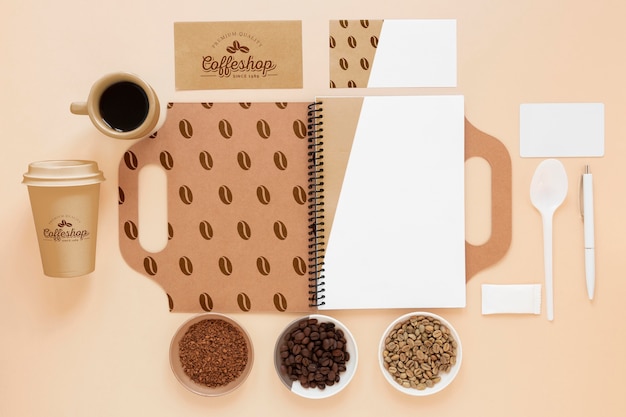 Caderno com vista superior e grãos de café