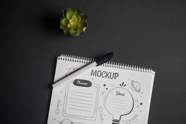 Caderno de esboços de vista superior com maquete de desenhos