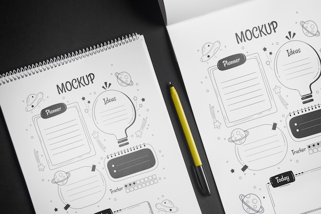 Caderno de esboços de vista superior com maquete de desenhos