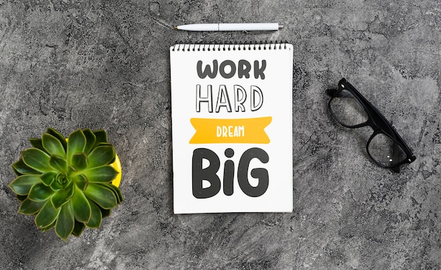 Caderno na mesa com mensagem positiva