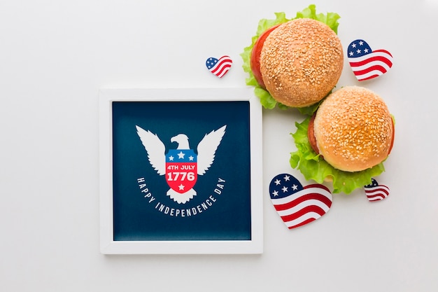 Cadre de fête de l'indépendance avec des hamburgers
