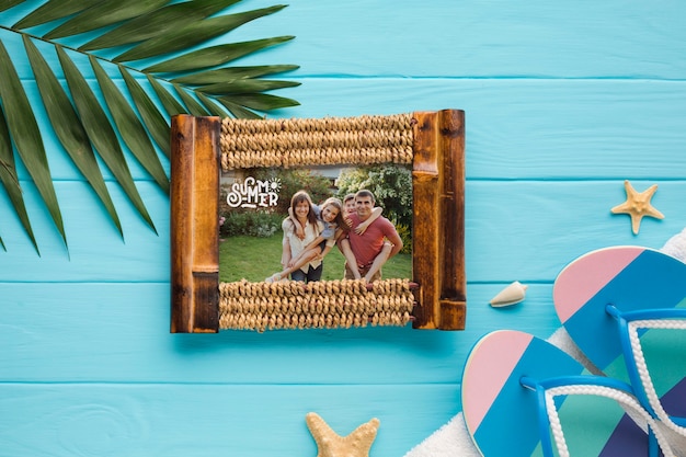 Cadre photo de famille vue de dessus avec des tongs sur la table