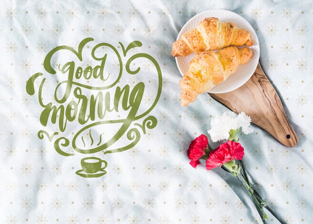 PSD café da manhã na cama com croissants e flores