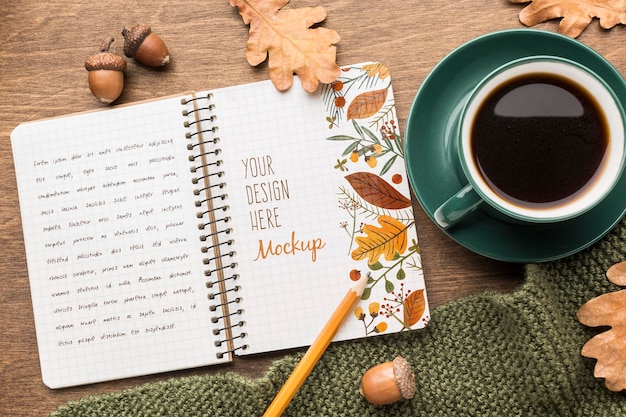 Un cahier avec une tasse de café.
