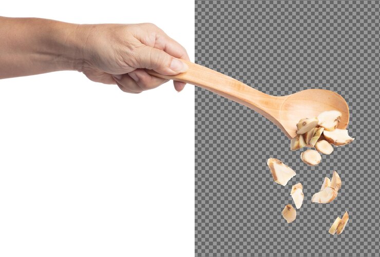 PSD la caída del galangal en la mosca en el girador especias de verduras frescas la caída del galanga hierbas orgánicas frescas la cabeza de la raíz del galangal cortada cortada de cerca textura fondo blanco aislado congelación movimiento de alta velocidad