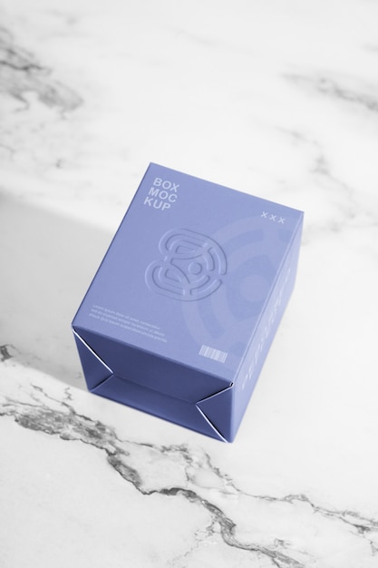 Caixa com maquete de logotipo em relevo