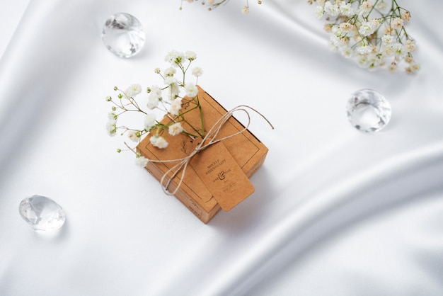 Caixa de presente de casamento embrulhada em papel com flores de respiração do bebê