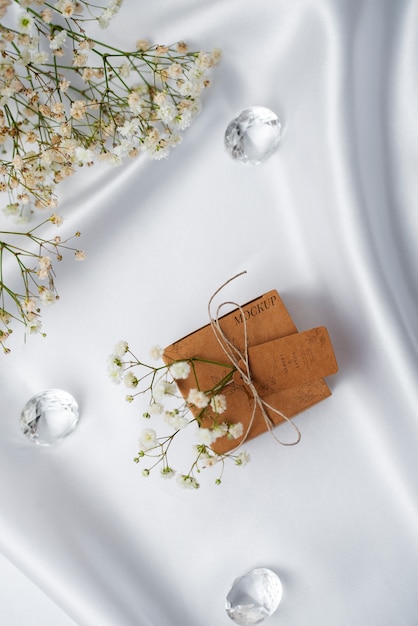 Caixa de presente de casamento embrulhada em papel com flores de respiração do bebê