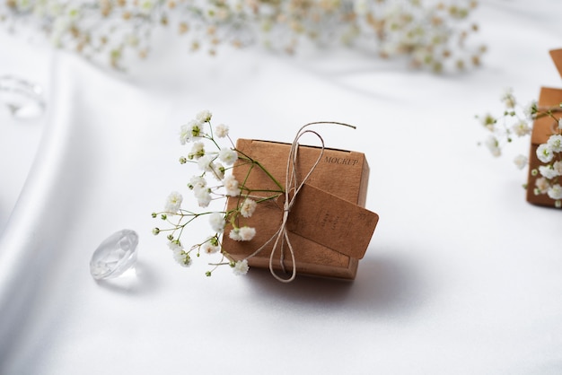 Caixa de presente de casamento embrulhada em papel com flores de respiração do bebê