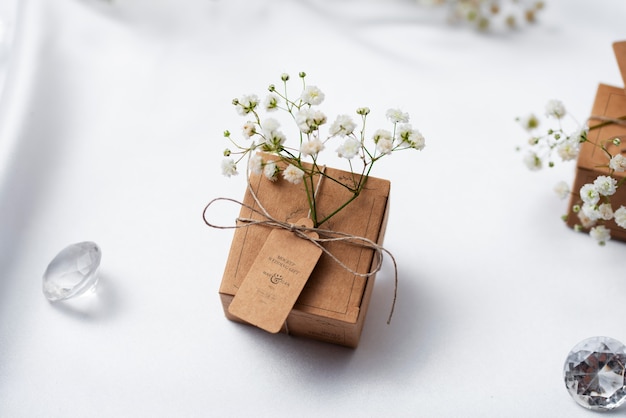 Caixa de presente de casamento embrulhada em papel com flores de respiração do bebê