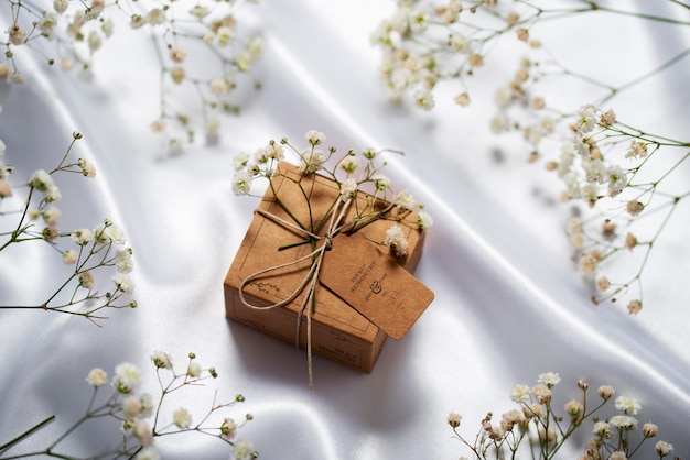 Caixa de presente de casamento embrulhada em papel com flores de respiração do bebê