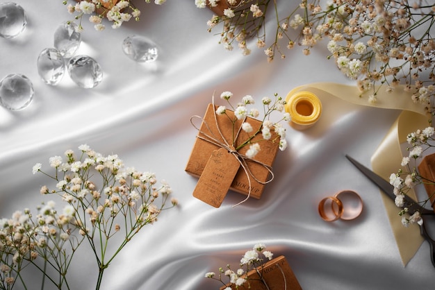 Caixa de presente de casamento embrulhada em papel com flores de respiração do bebê