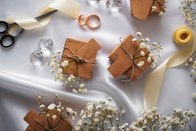 Caixa de presente de casamento embrulhada em papel com flores de respiração do bebê