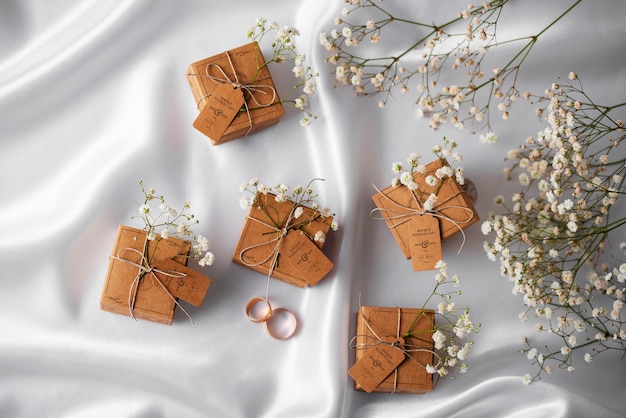 Caixa de presente de casamento embrulhada em papel com flores de respiração do bebê