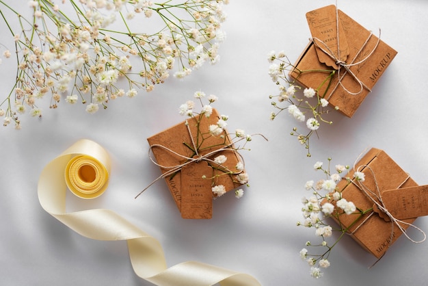 Caixa de presente de casamento embrulhada em papel com flores de respiração do bebê