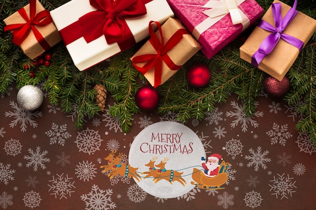 Caixas de presente bonito e folhas de pinheiro de Natal