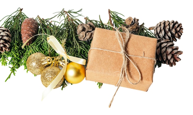Caixas de presente de ramos de abeto de Natal isoladas em recorte de fundo branco ou transparente
