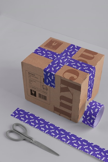 Caja de cartón con maqueta de cinta de sellado