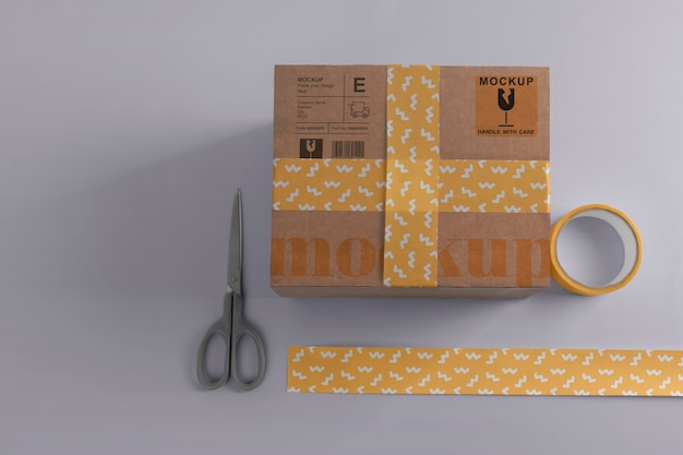 Caja de cartón con maqueta de cinta de sellado