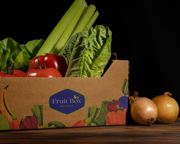 Caja de cartón de verduras frescas