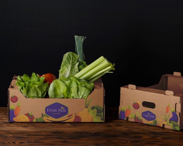 Caja de cartón de verduras frescas