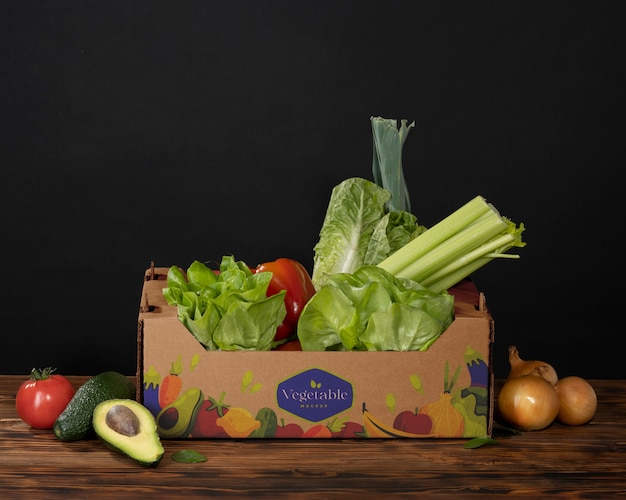 Caja de cartón de verduras frescas