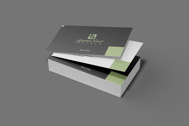 una caja con un logotipo plateado y verde
