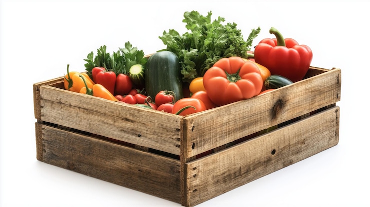 Caja de madera llena de una variedad de verduras frescas verduras naranja verde en la sección superior