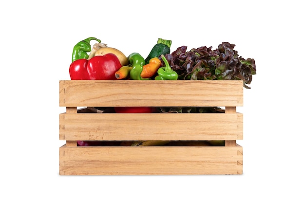 Caja de madera llena de verduras frescas aisladas del fondo