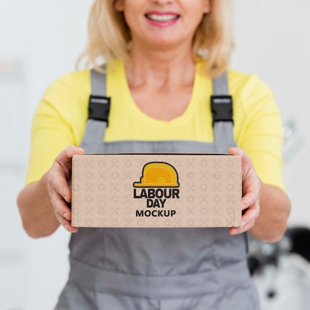 Caja de maquetas del día del trabajo en poder de una mujer