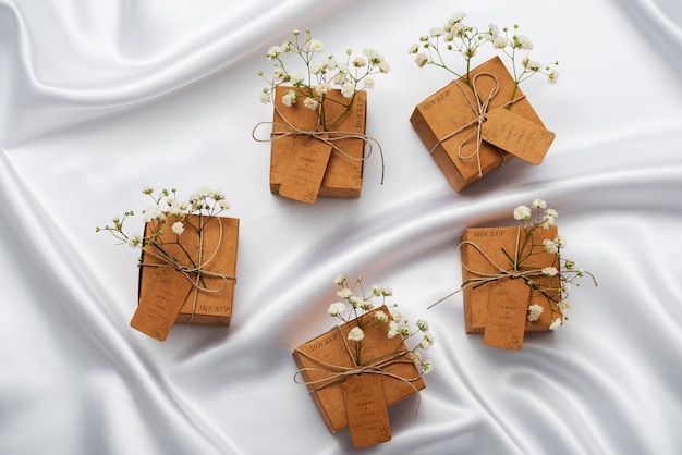 PSD caja de regalo de boda envuelta en papel con flores de aliento de bebé