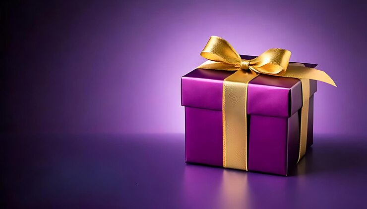 Caja de regalo púrpura con cinta dorada en fondo gradiente con espacio de copia para el texto de vacaciones o
