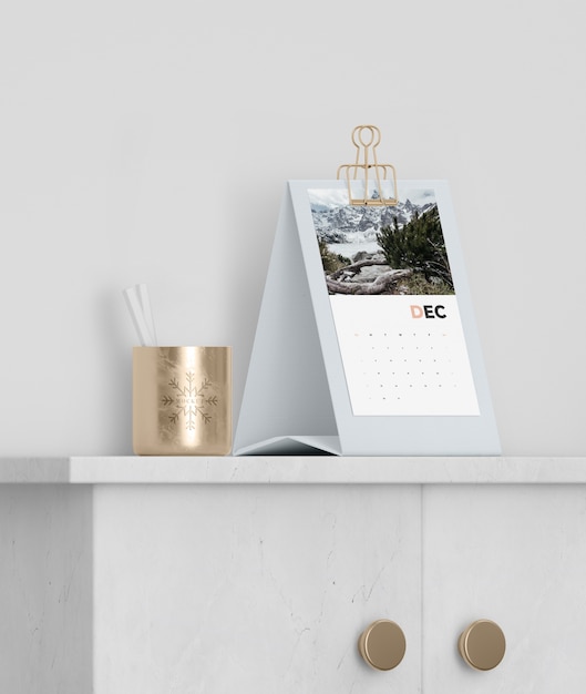 Calendario mock-up in cartone allestito su mobile