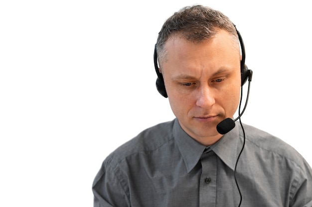 Call-Center-Mitarbeiter am Schreibtisch
