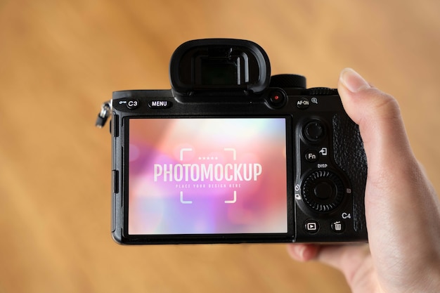 Cámara de sujeción de la mano de la fotografía