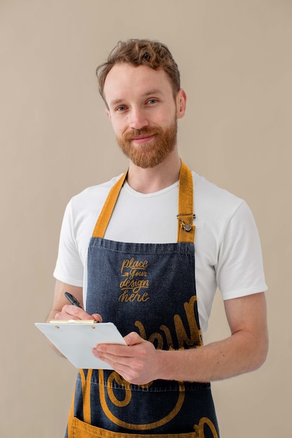 PSD camarero masculino con maqueta de diseño de delantal
